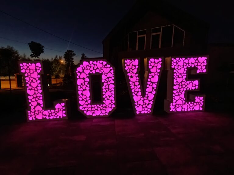 Napis stojący LOVE, 120cm wysokości, zmienne kolory, nakładka ażurowa.